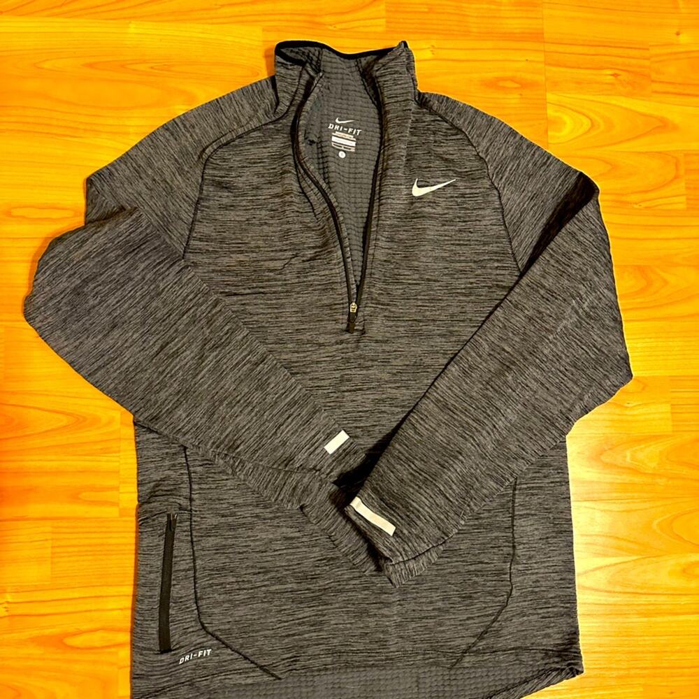 Nike Long sleeve women’s sweatshirt/active. Great cond.-Small. Ribbed material.